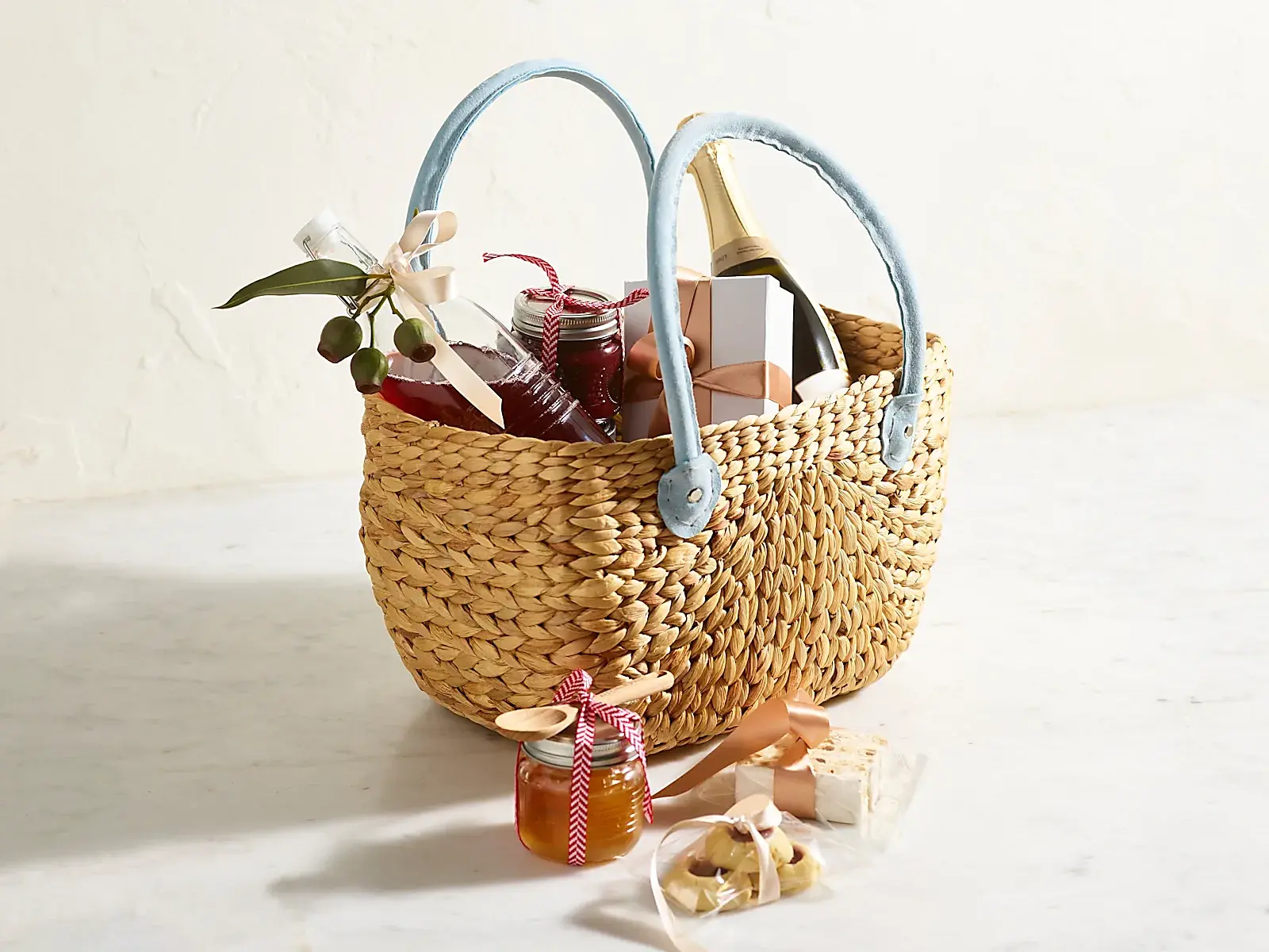 22-10-25Salisbury-Co-Province-Carry-Basket-with-Suede-Handle-Large-Blue-Grey-Magazine