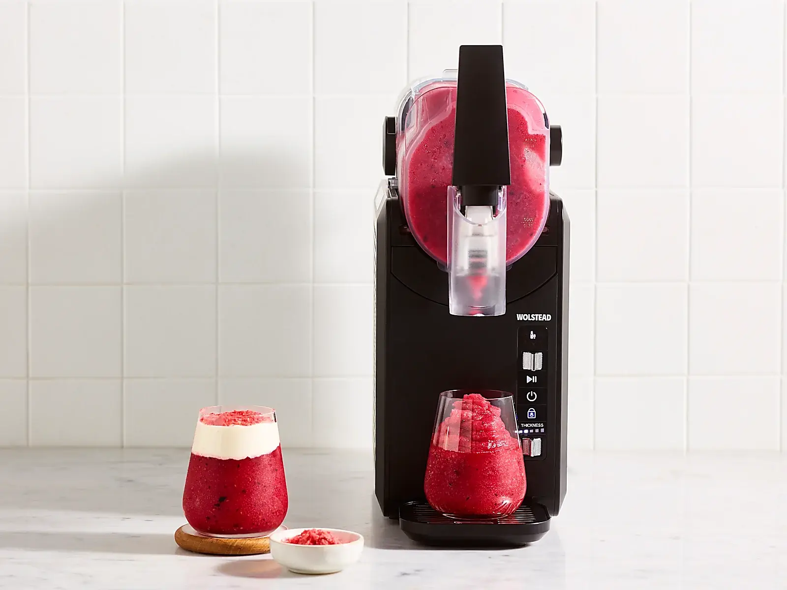 30-10-25Wolstead-Slushy-Frozen-Drink-Maker-2L-Matte-Black-Magazine